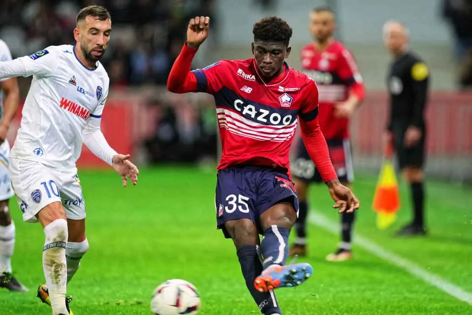 Carlos Baleba được Brighton lựa chọn thay thế Caicedo Carlos Baleba được Brighton lựa chọn thay thế Caicedo