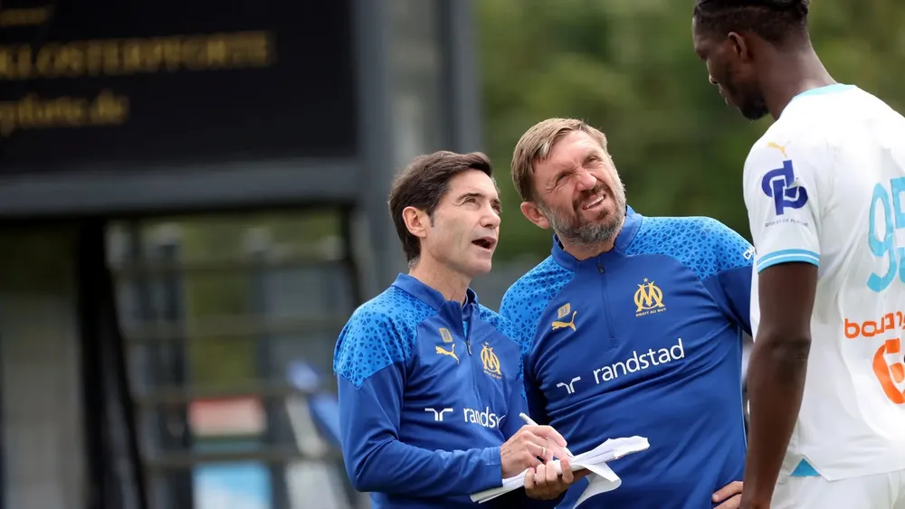 HLV Marcelino (trái) từ chức, trợ lý Abardonado (phải) tạm quyền dẫn dắt Marseille