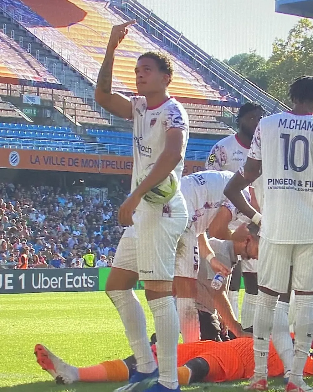 Phản ứng của Neto Borges sau khi đồng đội anh bị tấn công