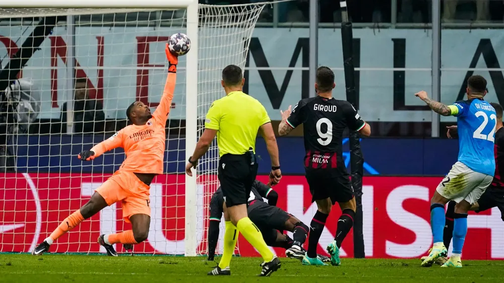 Maignan không chỉ bắt bóng hay mà còn dùng chân giỏi