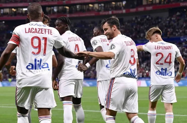 Các cầu thủ Lyon phủ nhận tin đồn