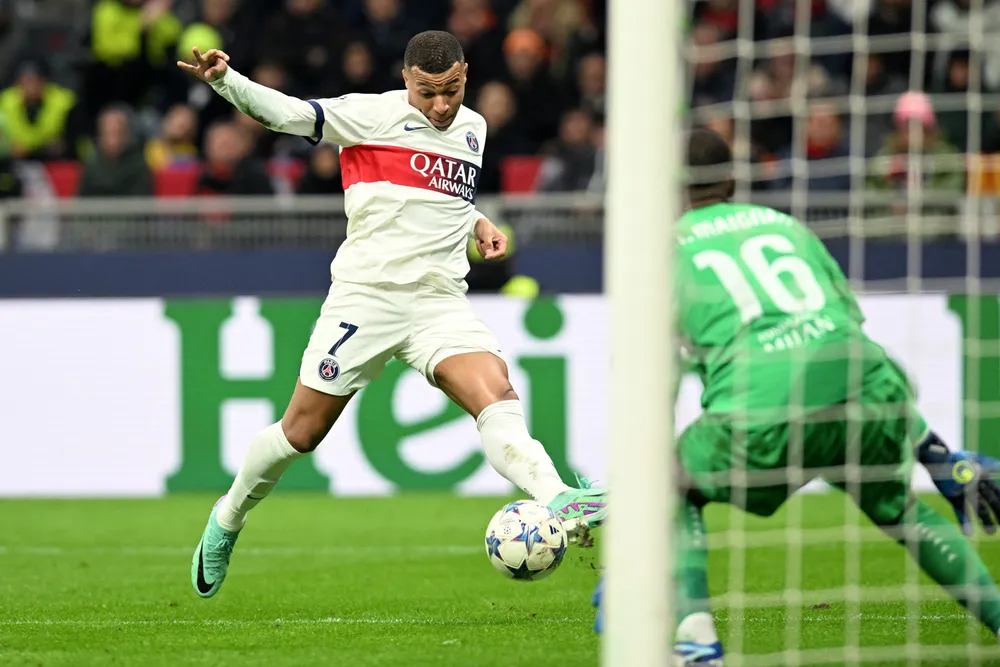 Một tình huống dứt điểm từ Mbappe bị thủ môn Maignan cản phá