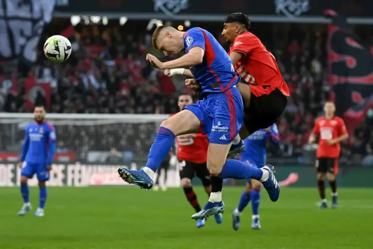 Jake O'Brien ghi bàn duy nhất cho Lyon