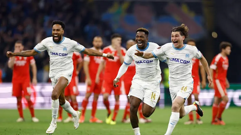 Aubameyang xuất sắc cùng các đồng đội hạ gục Benfica ở loạt penalty