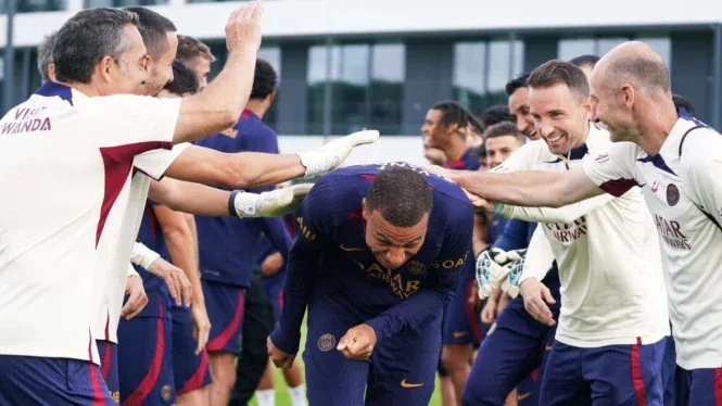 Phòng thay đồ PSG trở nên "u ám" kể từ thông báo rời đội của Mbappe