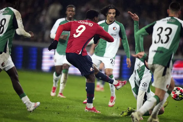 Jonathan David cùng các đồng đội trút mưa bàn thắng vào lưới Feyenoord