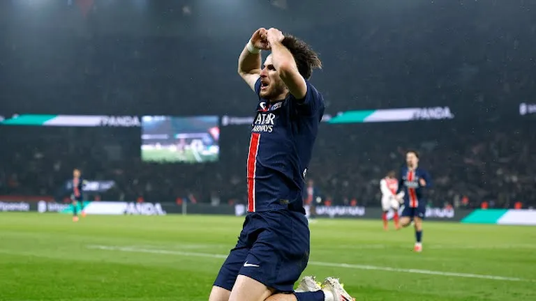 Kvaratskhelia ăn mừng bàn thắng đầu tiên cho PSG
