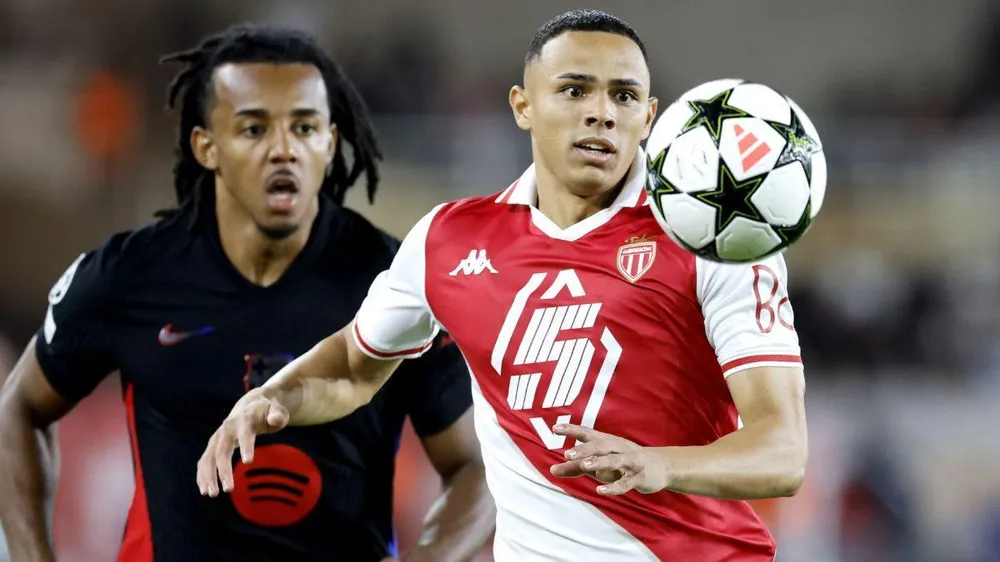 Vanderson - "Dani Alves mới" sẽ đến Barcelona để cạnh tranh với Jules Kounde?