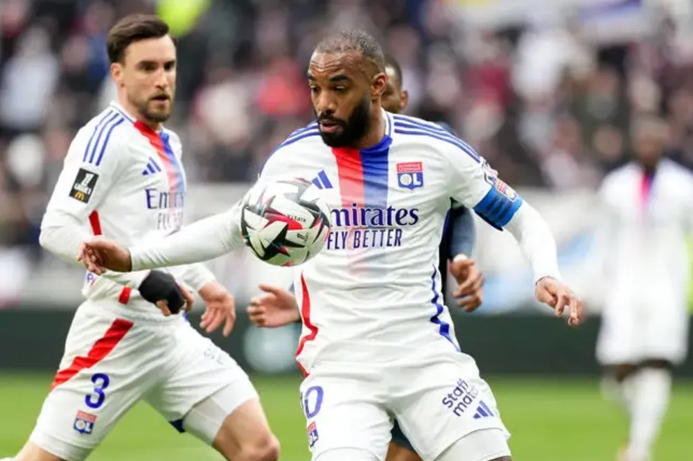 Bộ đôi kỳ cựu Lacazette và Tagliafico sắp hết hợp đồng với Lyon