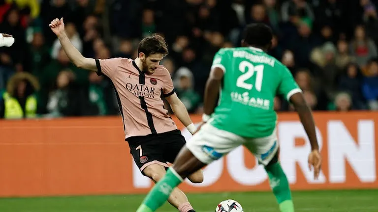 Kvaratskhelia ghi bàn trong chiến thắng 6-1 của PSG trên sân Saint-Etienne
