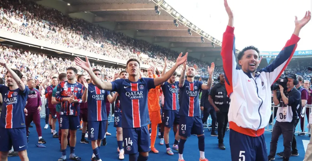 Cầu thủ PSG ăn mừng chức vô địch Ligue 1 lần thứ 13