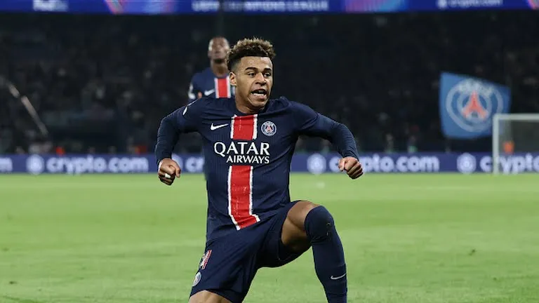 Desire Doue ăn mừng pha làm bàn đẹp mắt vào lưới Aston Villa