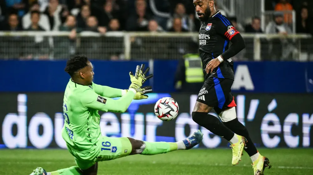 Lacazette ghi bàn trong chiến thắng Auxerre, giúp Lyon vào tốp dự Champions League và tự tin hướng đến cuộc tái đấu Manchester United