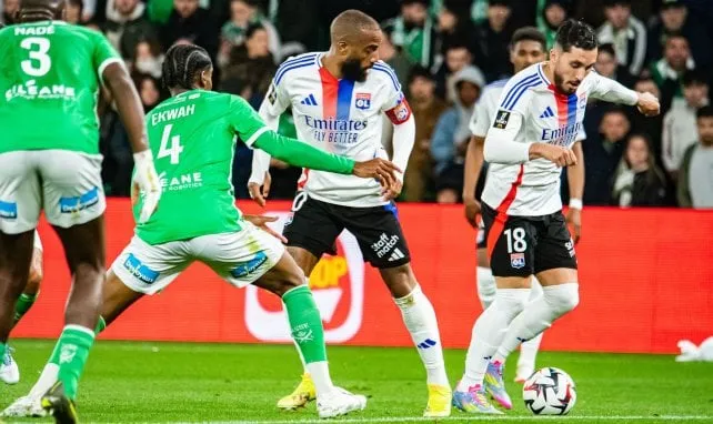 Lacazette và Cherki trong thất bại của Lyon trong trận derby với Saint-Etienne. Ảnh: Foot Mercato
