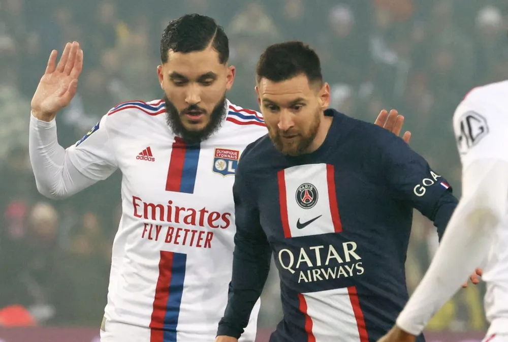 Rayan Cherki từng có dịp đối đầu huyền thoại Lionel Messi khi Lyon chạm trán PSG. Ảnh: Getty Images