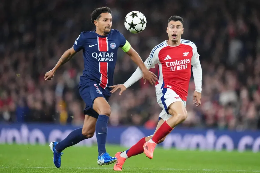 Marquinhos đối đầu Martinelli khi PSG thua Arsenal ở vòng bảng phân hạng. Ảnh: SO FOOT