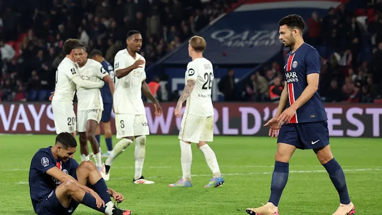 Hakimi và Goncalo Ramos thất vọng sau khi PSG thua trận đầu tiên tại Ligue 1 2024/25 trước Nice. Ảnh: REUTERS