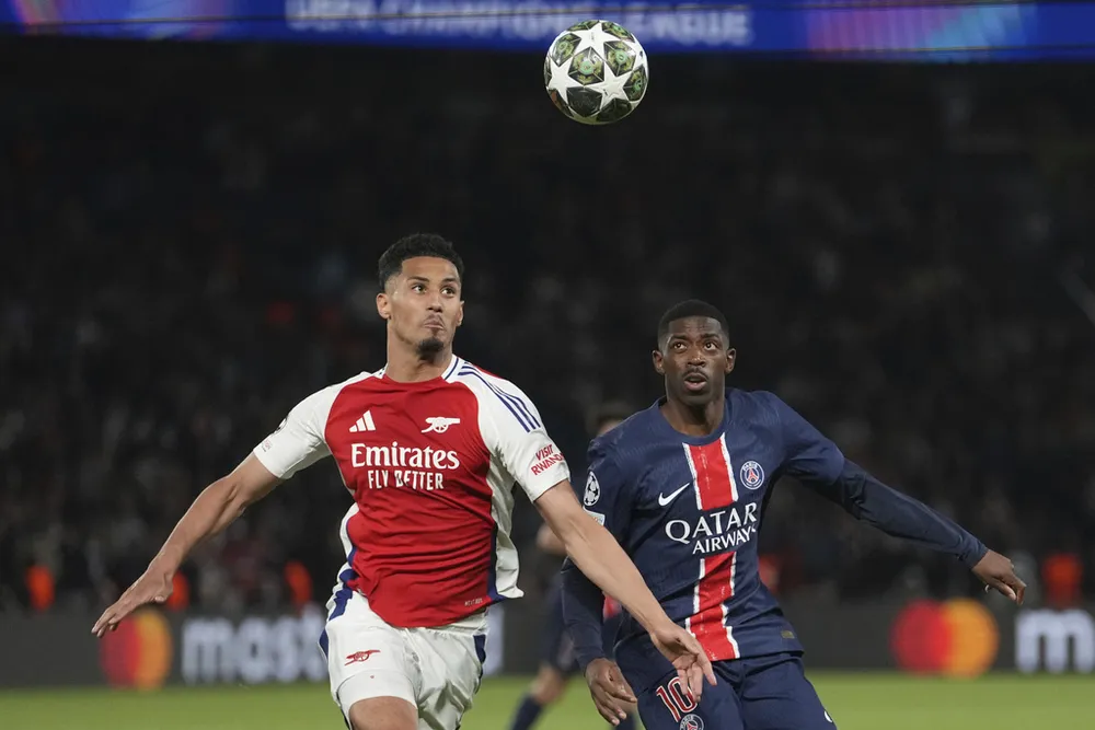Dembele tranh chấp bóng với đồng hương Saliba, khi PSG thắng Arsenal tại bán kết lượt về Champions League 2024/25. Ảnh: AP