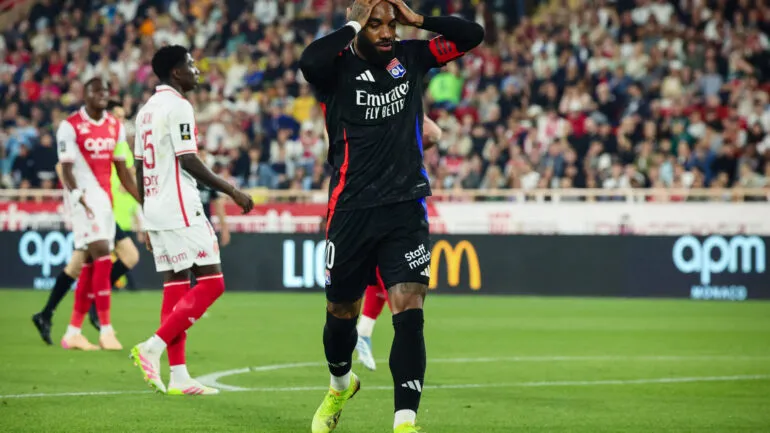 Lacazette chứng kiến Lyon thất bại trên sân Monaco để mất dần cơ hội dự Champions League. Ảnh: AFP