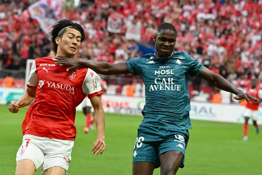 Keito Nakamura bị phong tỏa hoàn toàn trong thất bại play-off trụ hạng của Reims trước Metz. Ảnh: AFP