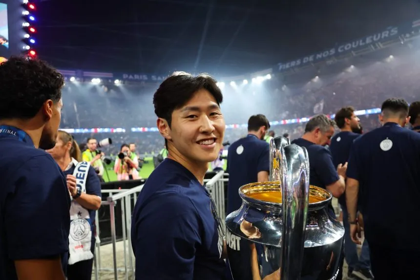 Lee Kang-in ăn mừng danh hiệu Champions League. Ảnh: Getty Images