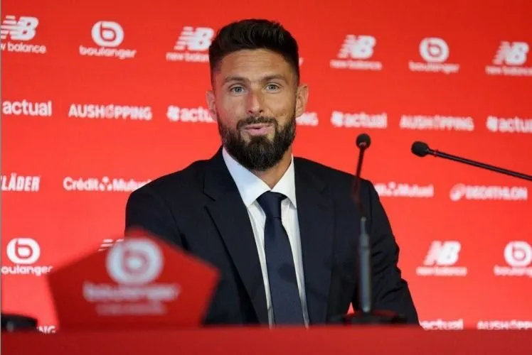 Olivier Giroud trả lời phỏng vấn vào thời điểm vừa đặt bút ký hợp đồng với Lille OSC. Ảnh: PQR