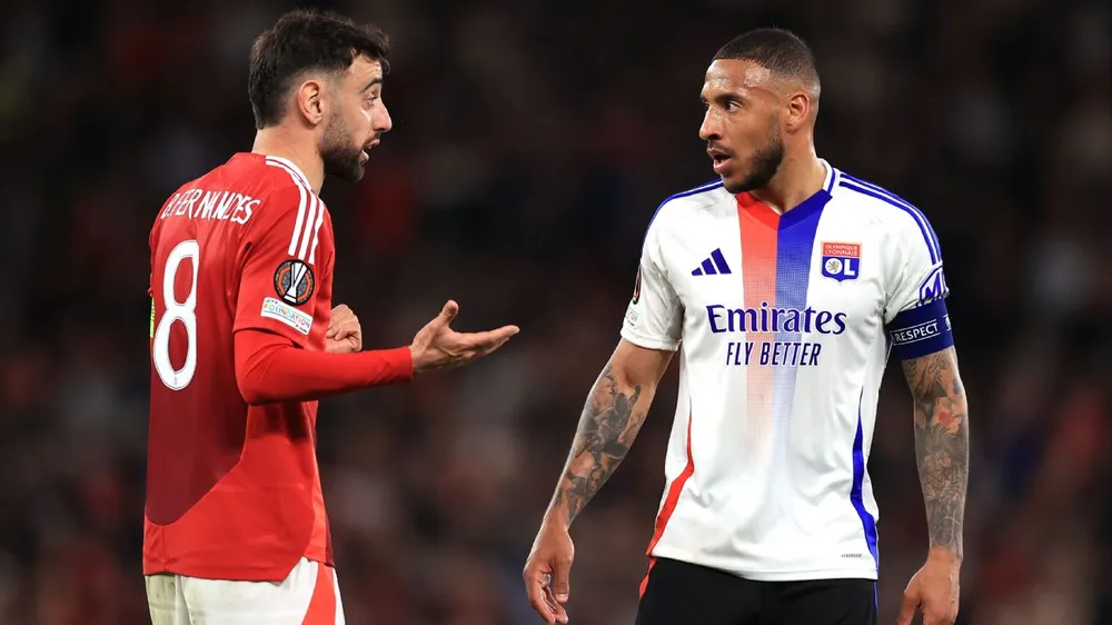 Tolisso và Bruno Fernandes, trong trận Lyon gặp MU tại Europa League 2024/25. Ảnh: Getty Images