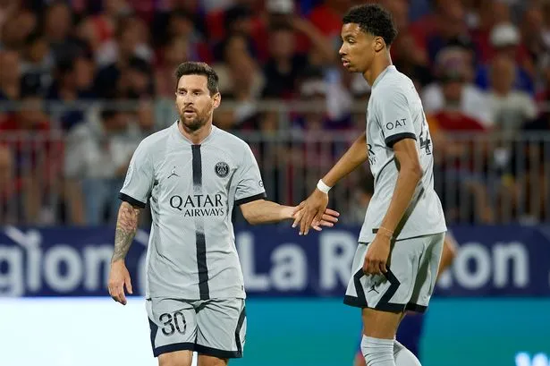 Hugo Ekitike và Lionel Messi thời còn chung màu áo PSG. Ảnh: Getty Images