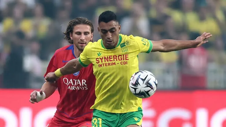 Zabarnyi truy cản tiền đạo Mostafa Mohamed. Ảnh: REUTERS