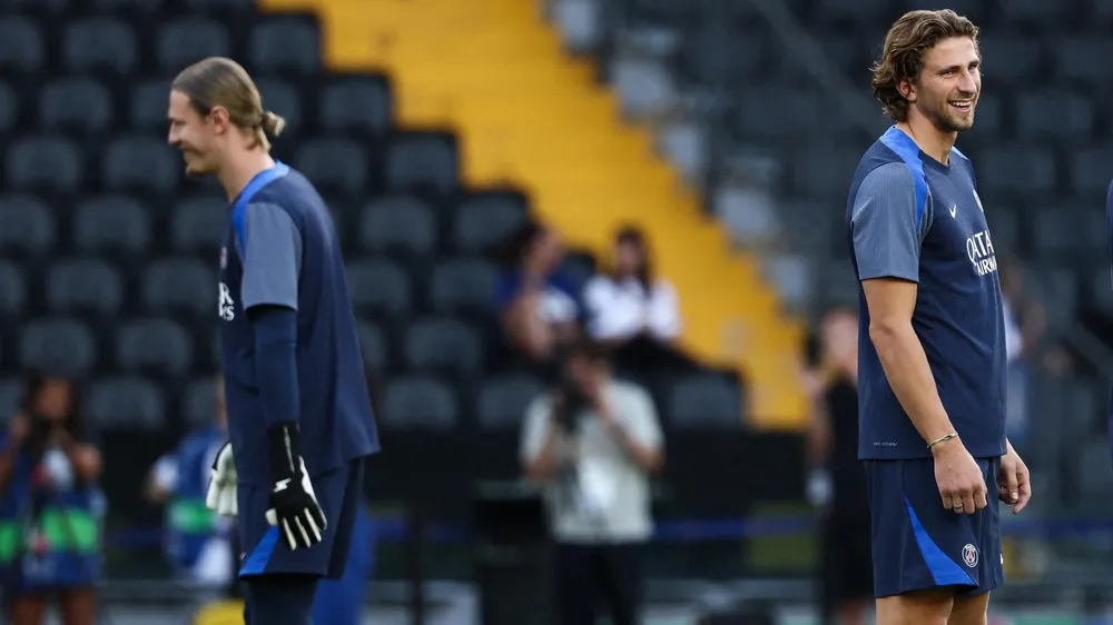 Trong buổi tập luyện đầu tiên cùng nhau tại PSG, thủ môn người Nga Matvei Safonov và tân binh người Ukraine Ilya Zabarnyi. Ảnh: AFP