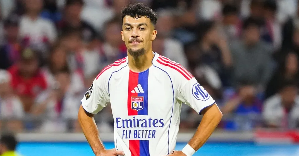 Lyon muốn giữ Mikautadze ở lại, nhưng sức ép từ những lệnh trừng phạt tài chính lên đội bóng này không cho phép điều đó. Ảnh: FFW