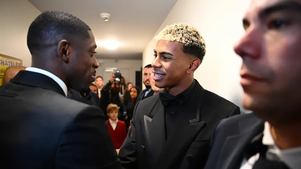 Ousmane Dembele gặp mặt thân tình với Lamine Yamal sau lễ trao giải Quả bóng Vàng 2025 do France Football tổ chức. Ảnh: Profimedia