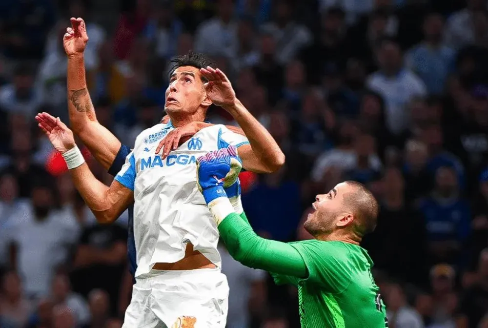 Nayef Aguerd trừng phạt sai lầm thủ môn Chevalier phía PSG khi đánh đầu ghi bàn giúp Marseille thắng trận Le Classique. Ảnh: La Provence