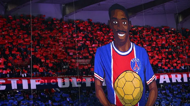 Bức ảnh được cổ động viên PSG dựng lên tại sân Parc des Princes để ăn mừng danh hiệu Quả bóng Vàng 2025 của Ousmane Dembele, trong trận thắng Auxerre đêm qua. Ảnh: REUTERS