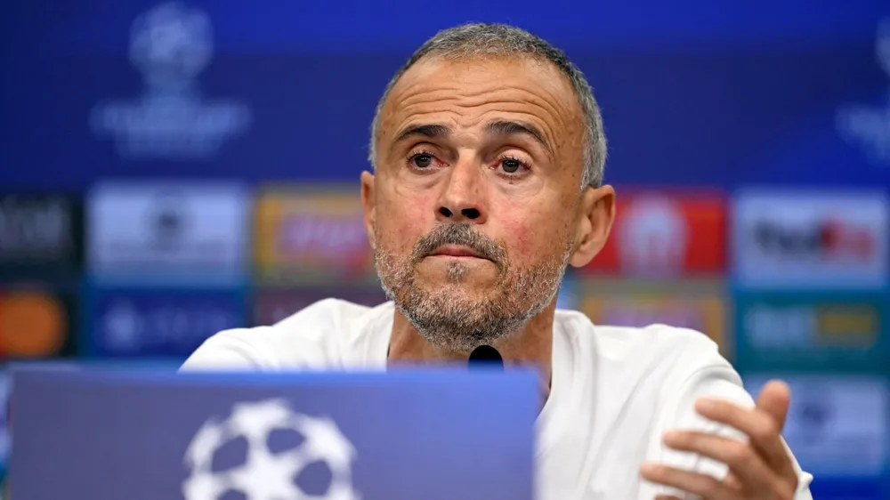 Luis Enrique trả lời họp báo trước trận Leverkusen - PSG. Ảnh: AFP