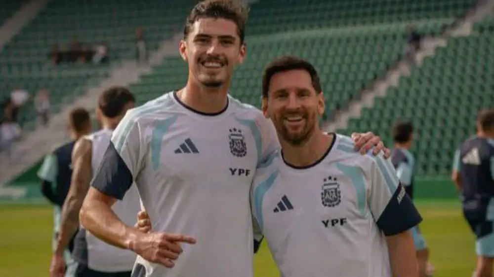 Joaquin Panichelli bên cạnh thần tượng Leo Messi. Ảnh: TyC Sports