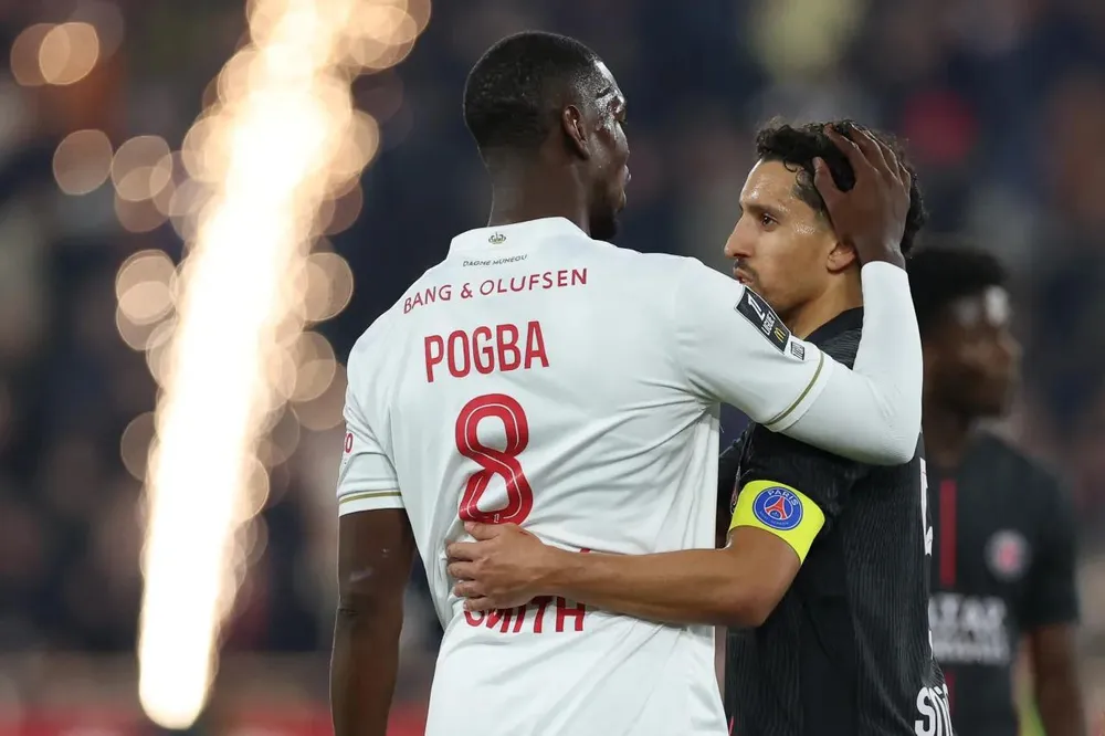 Pogba nhận sự khích lệ từ đội trưởng PSG Marquinhos sau màn ra mắt sân nhà Monaco thắng lợi. Ảnh: AFP