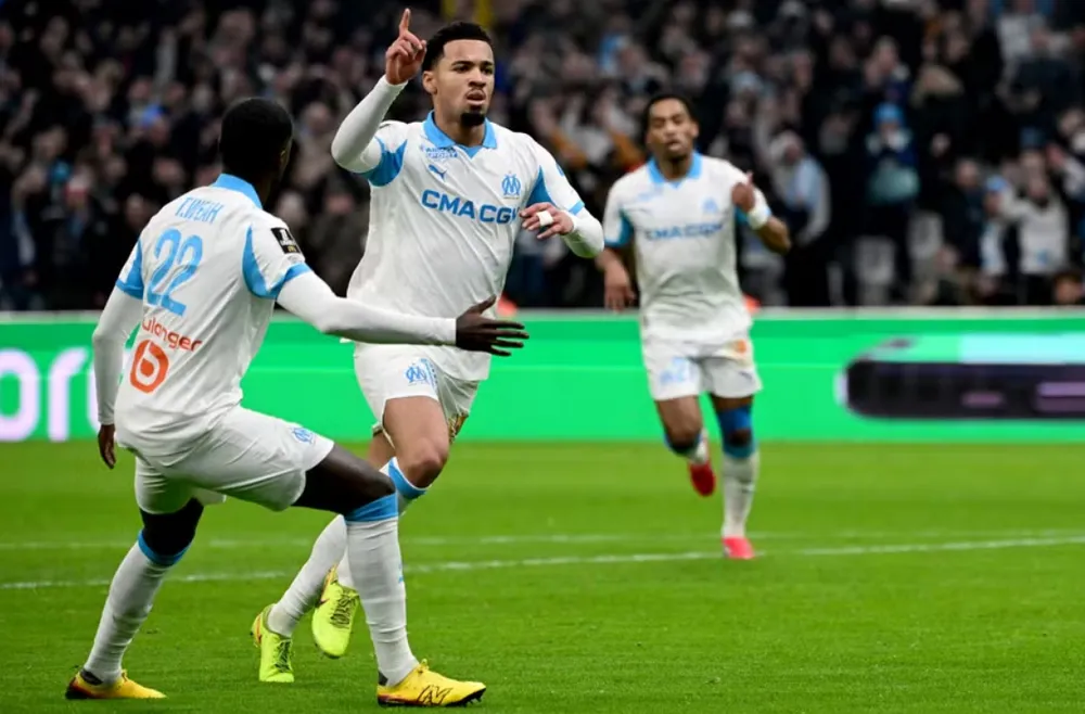 Ethan Nwanieri ăn mừng bàn thắng ra mắt Olympique Marseille trong chiến thắng Lens. Ảnh: AFP