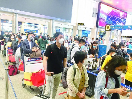 HCMC: Bus, train stations deserted, airport overloaded ảnh 1