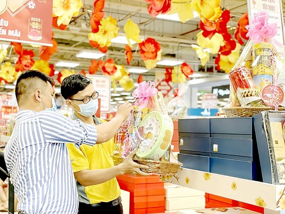 HCMC Tet market: Purchasing power jumps before Lunar New Year ảnh 2