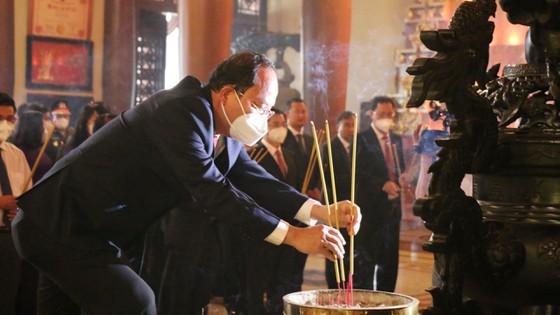 HCMC leaders commemorate heroes, martyrs on occasion of Lunar New Year ảnh 12