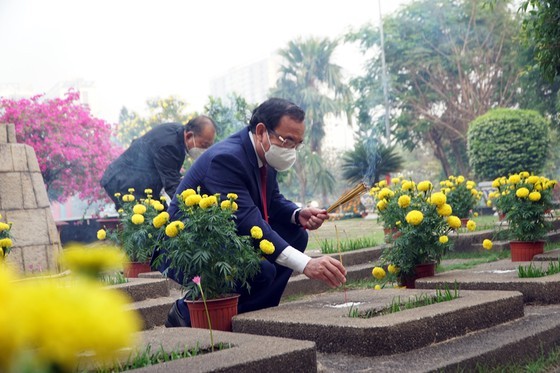HCMC leaders commemorate heroes, martyrs on occasion of Lunar New Year ảnh 5