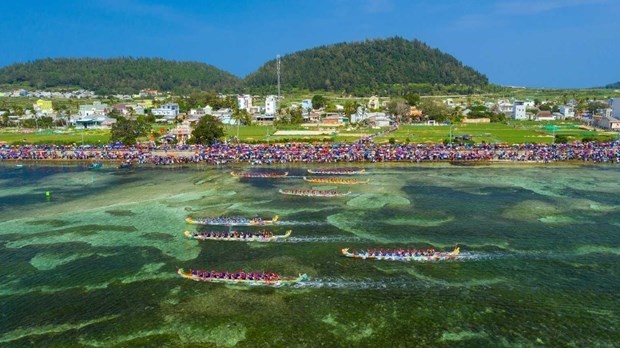 Tu Linh boat racing festival in Ly Son features national ritual, culture ảnh 1