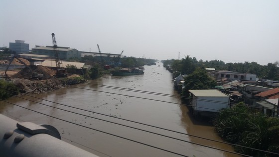 Tien Giang starts construction of saltwater prevention steel dam ảnh 1