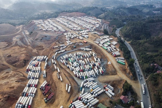 Agricultural products massively flock to Northern border gates again ảnh 1