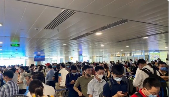 CAAV adjusts frequency of domestic flights at Tan Son Nhat Airport ảnh 1
