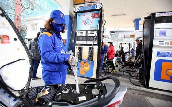 Petrol prices up nearly VND1,000 per liter ảnh 1