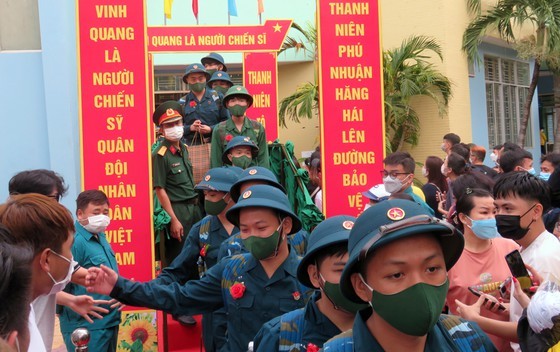 Nearly 4,000 young men in HCMC off for military service ảnh 11