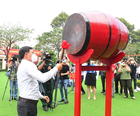 Nearly 4,000 young men in HCMC off for military service ảnh 3