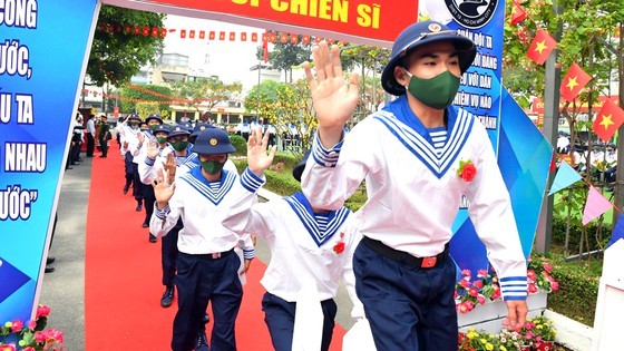 Nearly 4,000 young men in HCMC off for military service ảnh 4